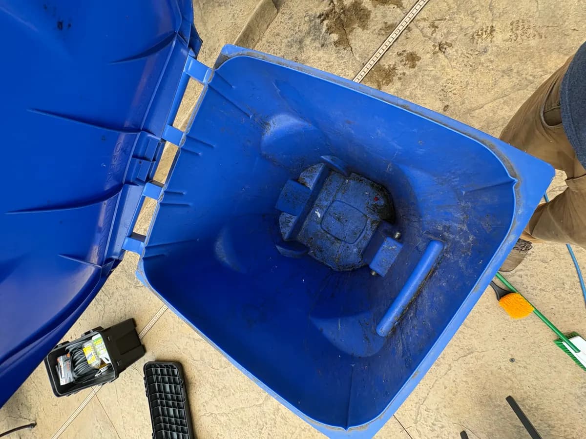 Trash bin before cleaning